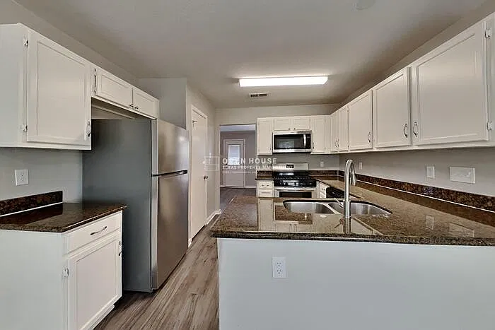 3 bed, 2.5 bath, 1622 sqft, $1,990 — Photo 4