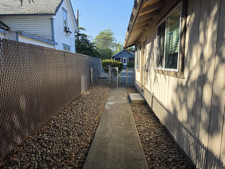 449 SW I St #A — Photo 8