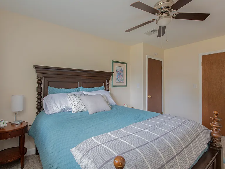 Second Bedroom, Queen comfort mattress, bed linens provided