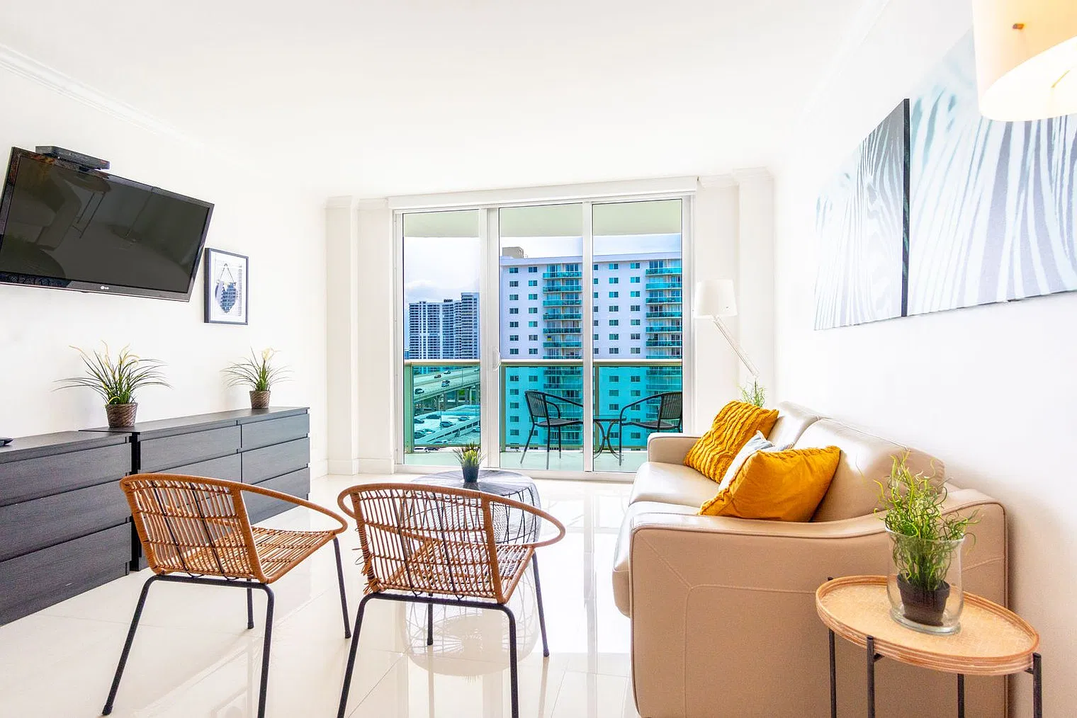 1 bed, 1.0 bath, 1001 sqft, $3,869 — Photo 1