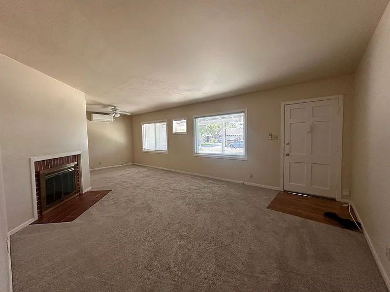 1943 Carolyn Dr — Photo 3