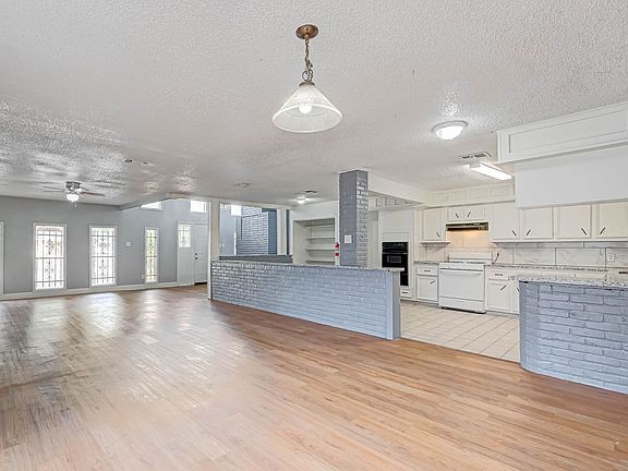 4th image of 2823 Trail Lake Dr