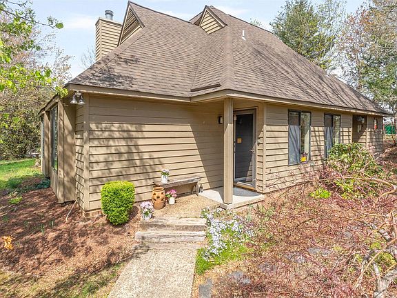 2nd image of 1 Ridgeview Cir