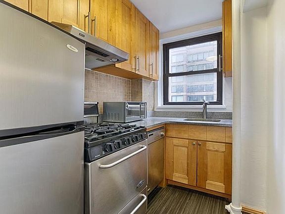 5th image of 160 7th Ave #605