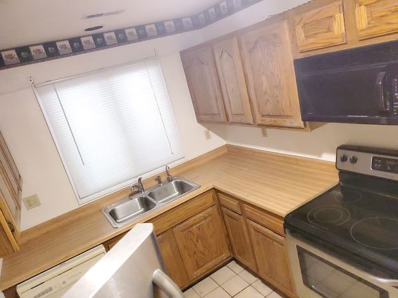 3rd image of 5 Magnolia Ct