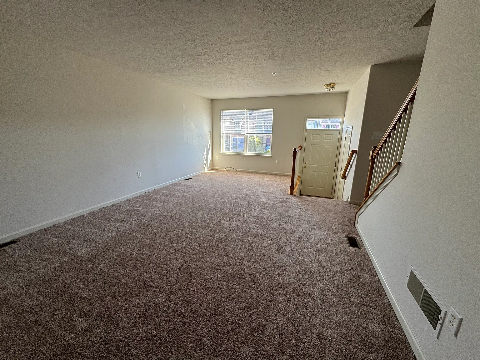 3 bed, 1.5 bath, 1296 sqft, $1,900 — Photo 4