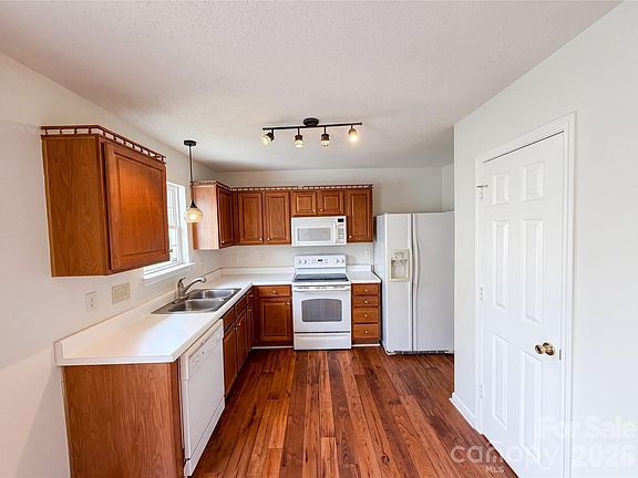 2nd image of 1841 Mission Oaks St