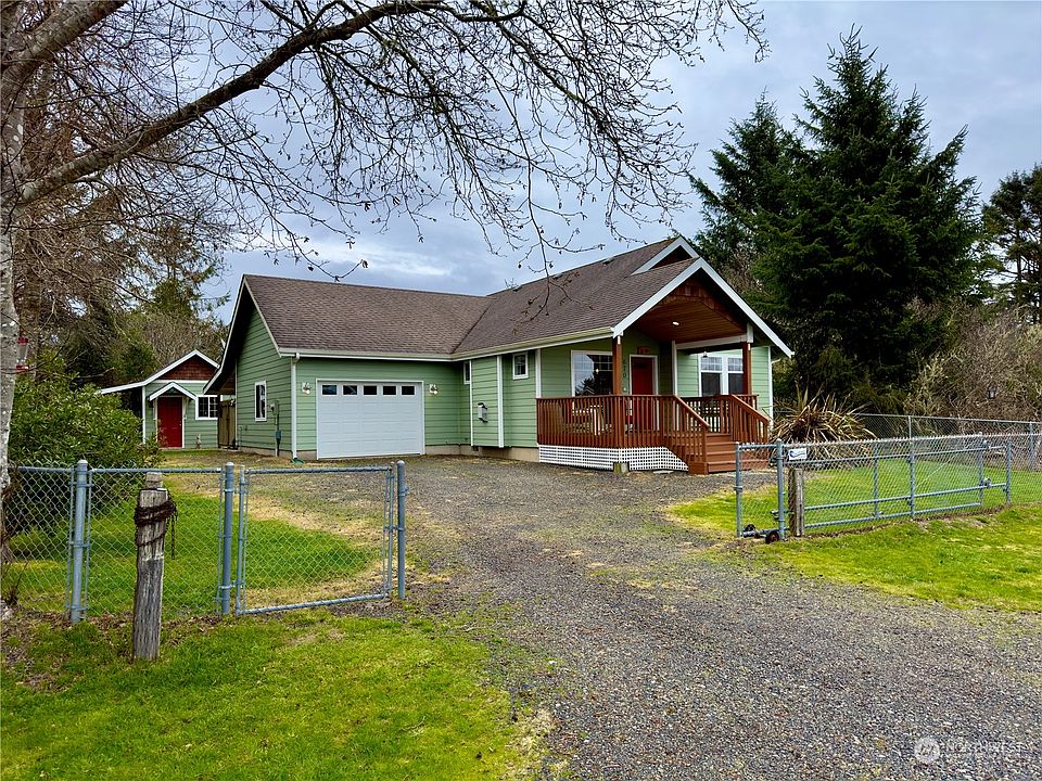 1st image of 670 Island Circle SE