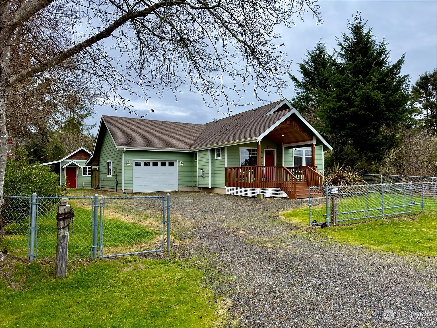 670 Island Circle SE photo 1