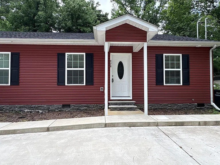428 W Waggoner St — Photo 1