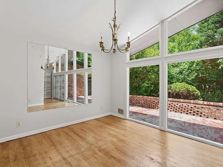 3543 Cloudland Dr — Photo 7