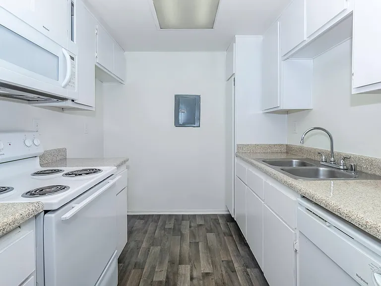 Pinecrest Apartment Homes — Photo 27