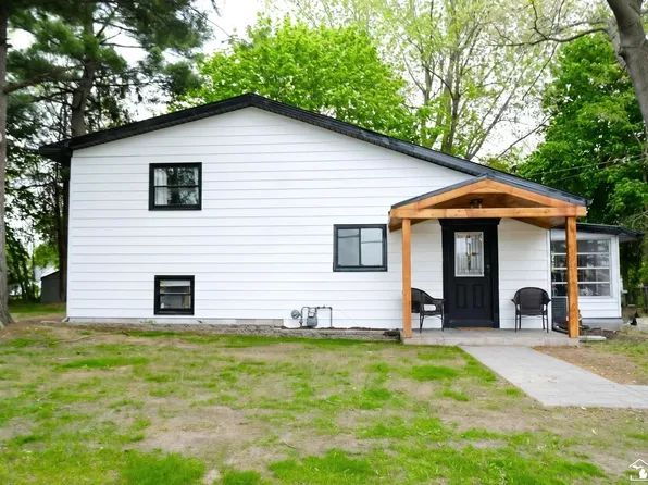 7252 Douglas Rd, Lambertville, MI 48144