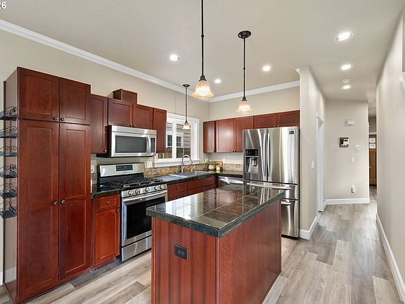 5th image of 3903 SE Crystal Springs Blvd