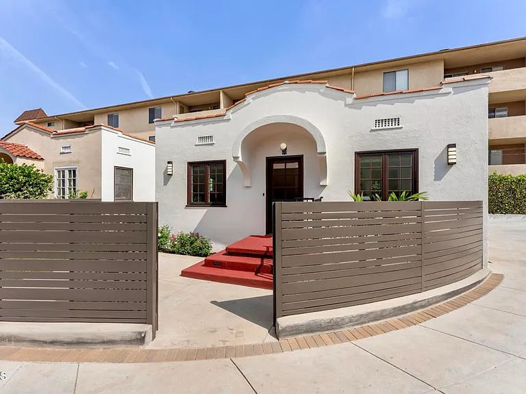 520 S Los Robles Ave #4 — Photo 2