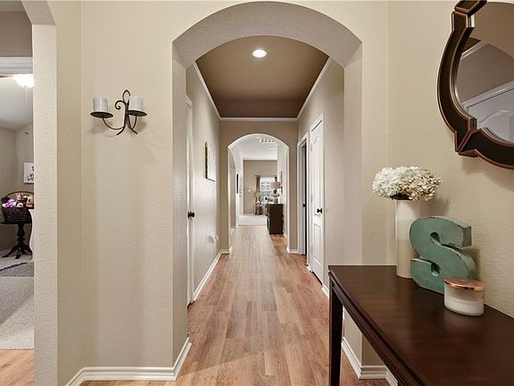5th image of 303 Salsbury Dr