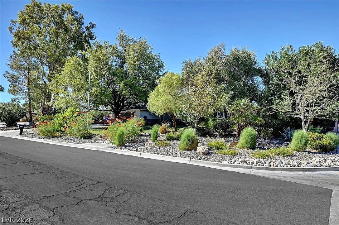 3 bed, 2.0 bath, 2424 sqft, $5,395 — Photo 4