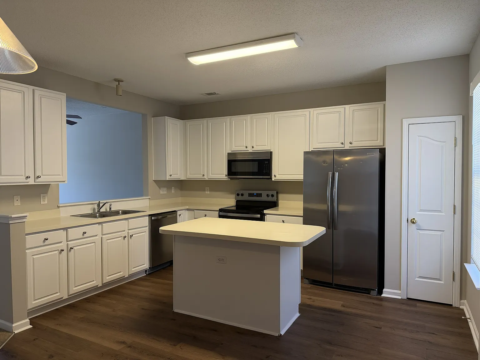 3 bed, 2.5 bath, 1500 sqft, $1,675 — Photo 4