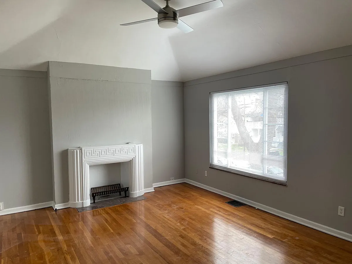Living room with vaulted ceilings - 1493 Ashland Ave #B