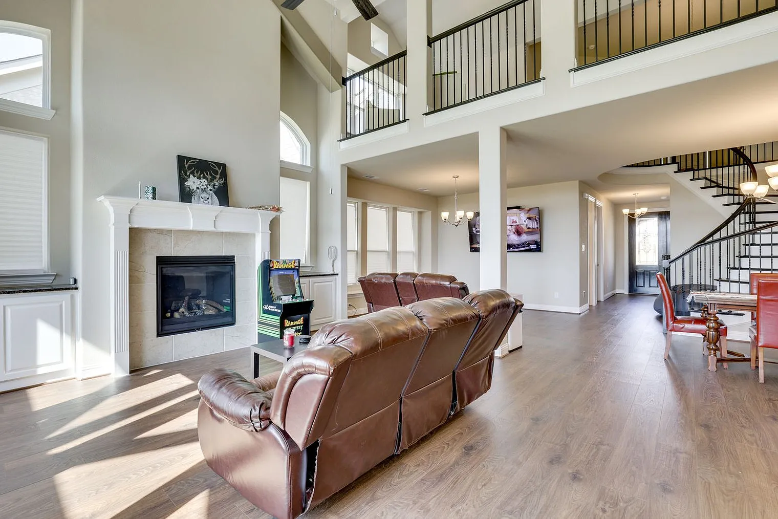 5 bed, 4.0 bath, 3498 sqft, $11,676 — Photo 2