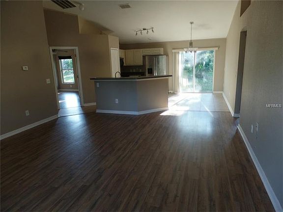 4th image of 702 Crestview Cir E