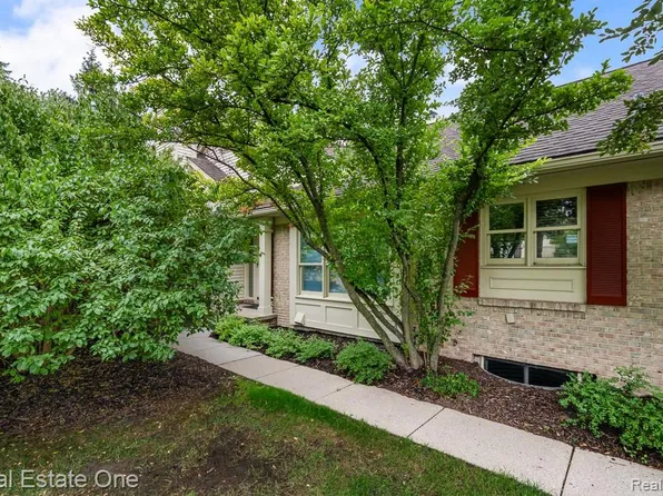 7383 Simsbury Dr, West Bloomfield, MI 48322