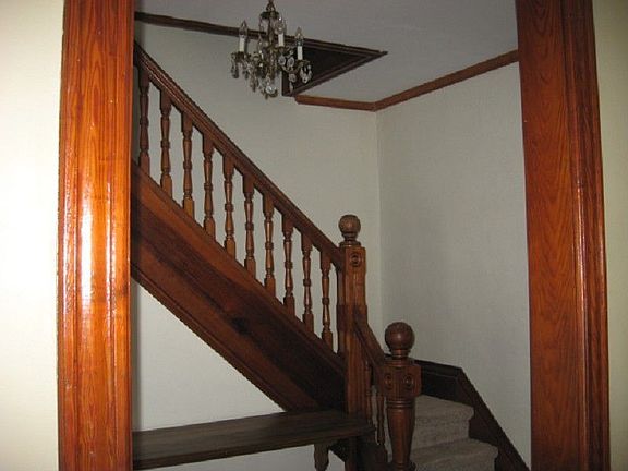 2nd image of 828 Elizabeth St