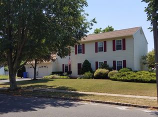 18 Surrey Ln, Piscataway, NJ 08854