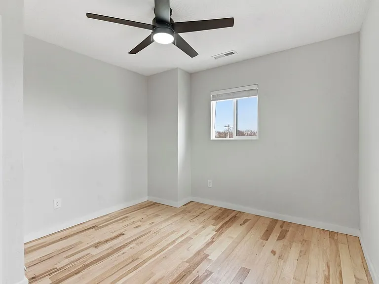 2831 E University St — Photo 15