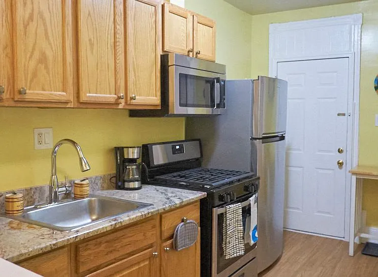528 Hobart Pl NW — Photo 1