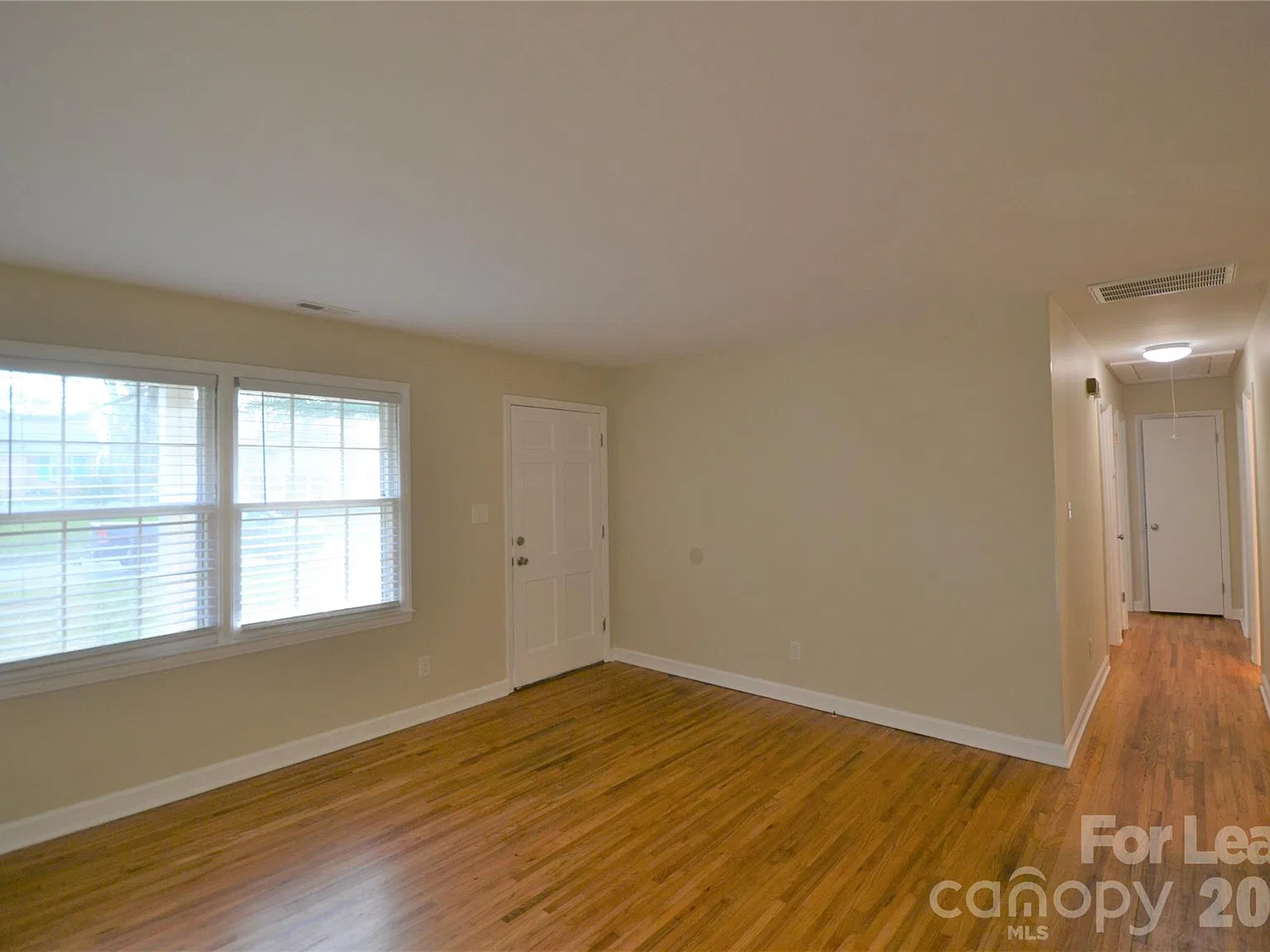 3 bed, 1.0 bath, 1170 sqft, $1,700 — Photo 3