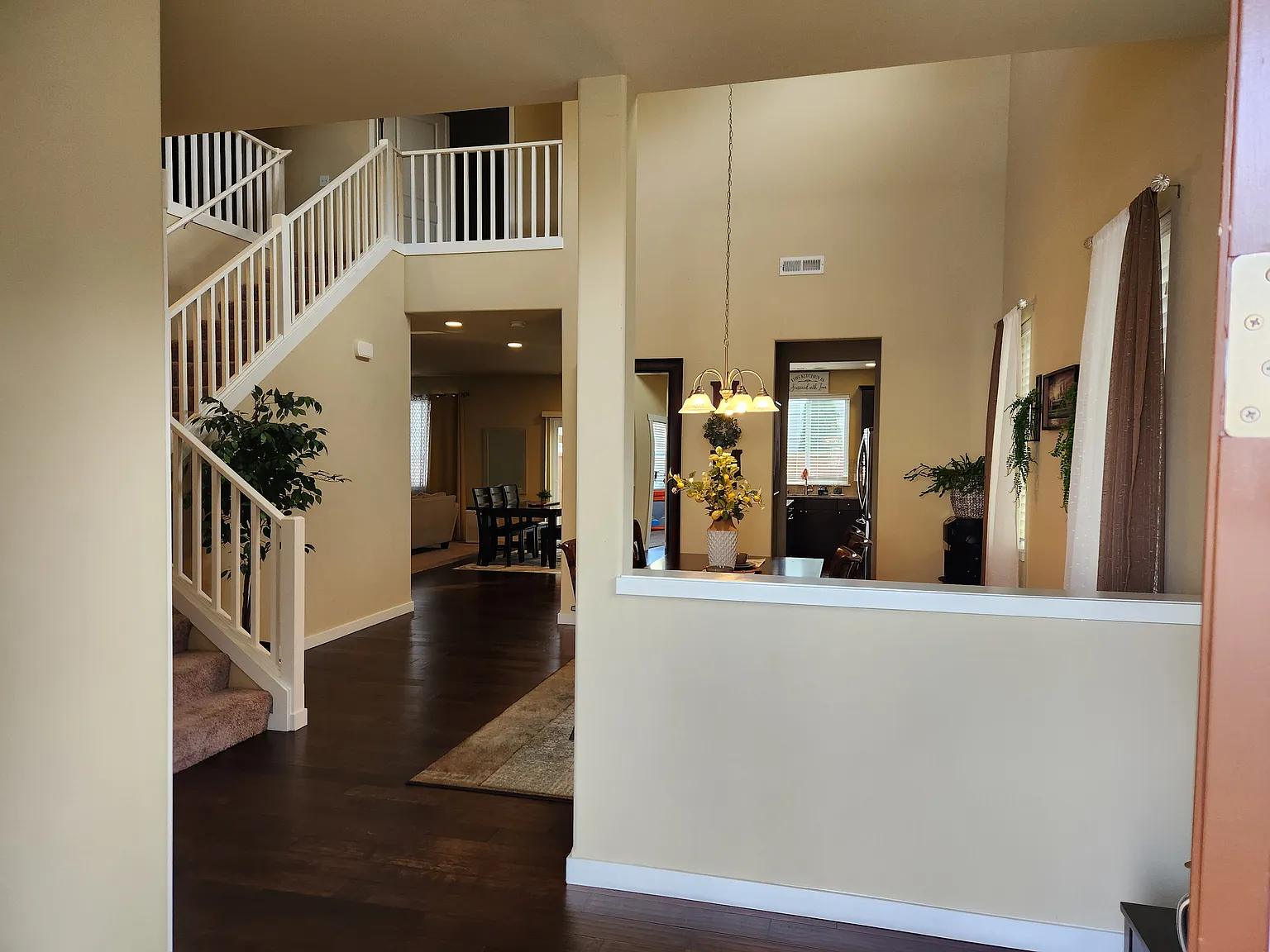 4 bed, 2.5 bath, 2516 sqft, $4,500 — Photo 2