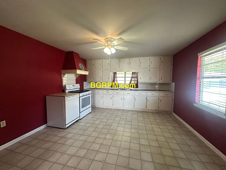 501 N Elm St — Photo 3