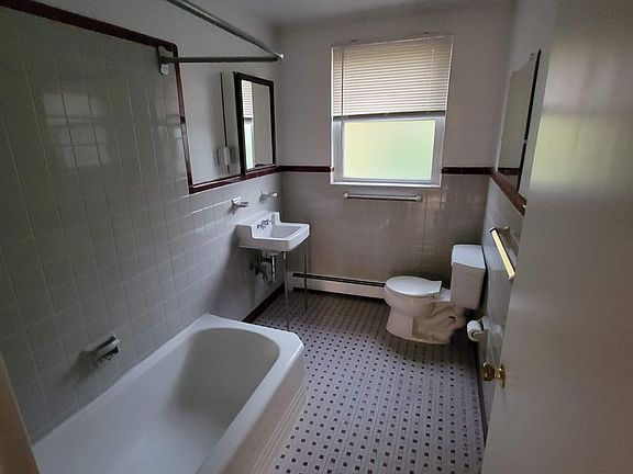 3rd image of 418 Linden St APT E