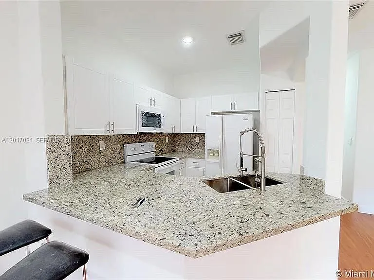 3 bed, 2.5 bath, 1500 sqft, $3,700 — Photo 4
