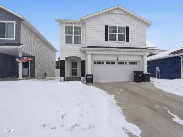 5664 Lou Ann St, Grand Forks, ND 58201
