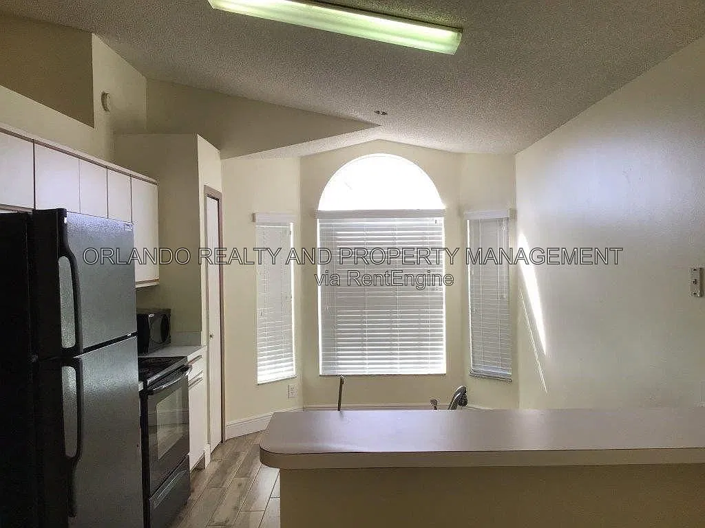 3 bed, 2.0 bath, 1374 sqft, $1,899 — Photo 4