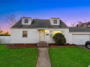 2 County Line Rd, Farmingdale, NY 11735