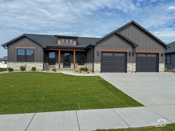 455 Edgebrook Dr