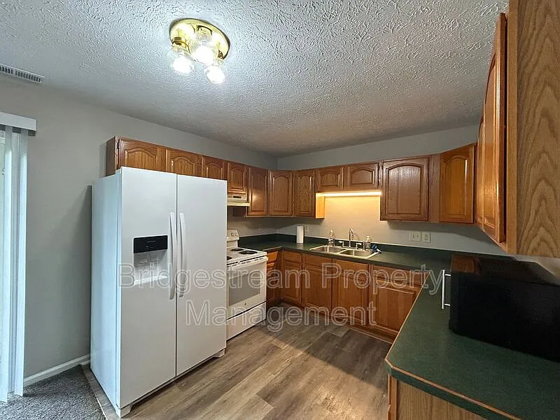 3 bed, 1.0 bath, 1092 sqft, $1,395 — Photo 4