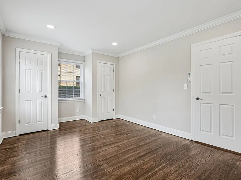 Manley Court Apartments — Photo 12