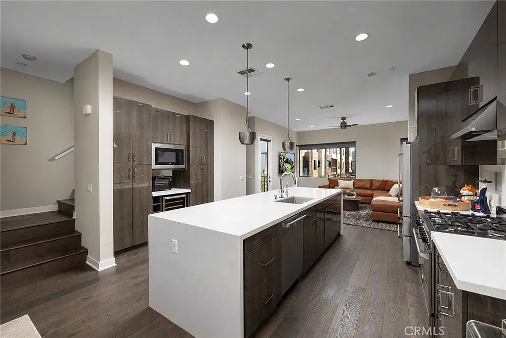 3 bed, 3.5 bath, 1719 sqft, $8,000 — Photo 3