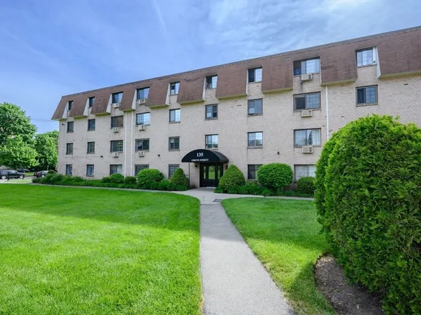 135 Grove St APT 145, Rockland, MA 02370