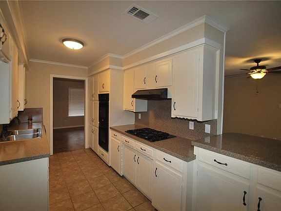3rd image of 1402 Savannah Dr