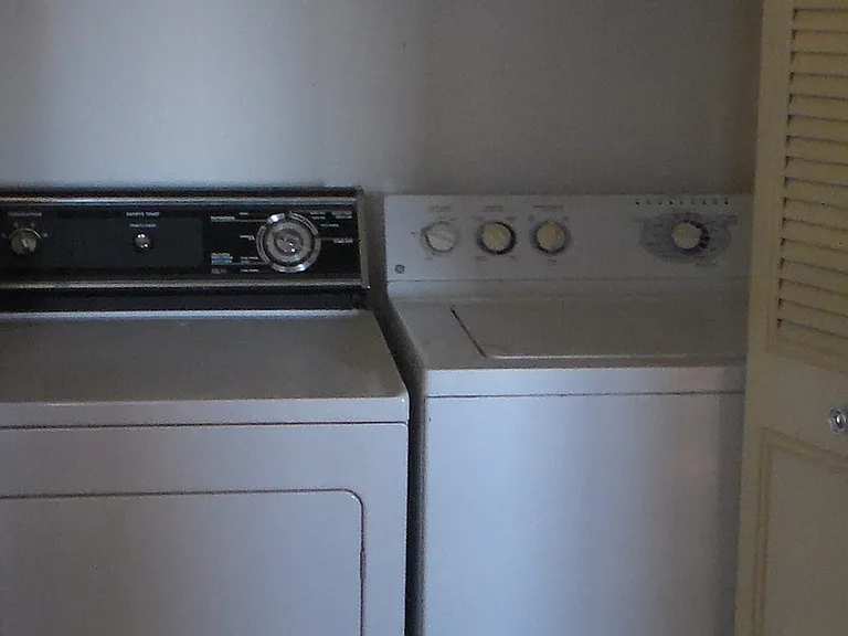 Large 2 Bedroom Rental — Photo 8