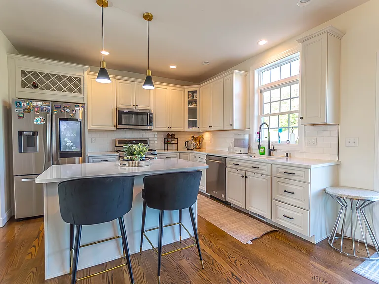 8 Colleen Cir — Photo 3