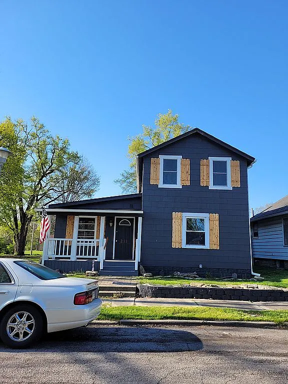 211 NW H St photo 1