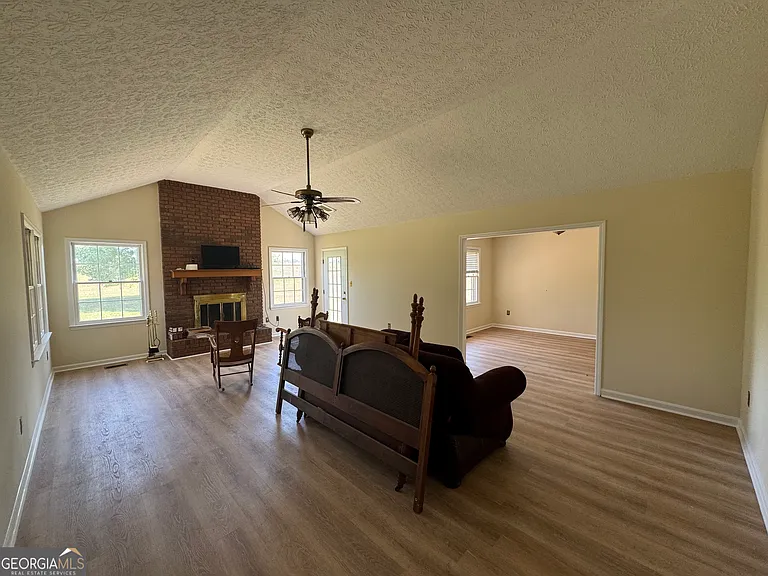 1041 Limmerick Dr — Photo 9