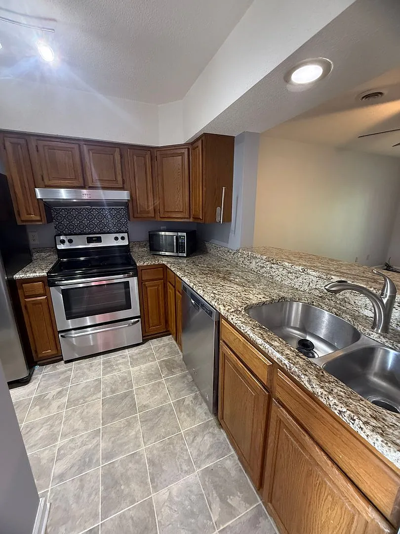 1BR/1.5BA Condo in Farragut Prime Location & Modern Comfort — Photo 1