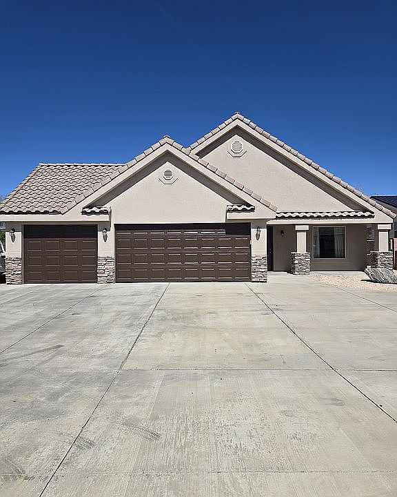 1st image of 970 N Chaparral Dr